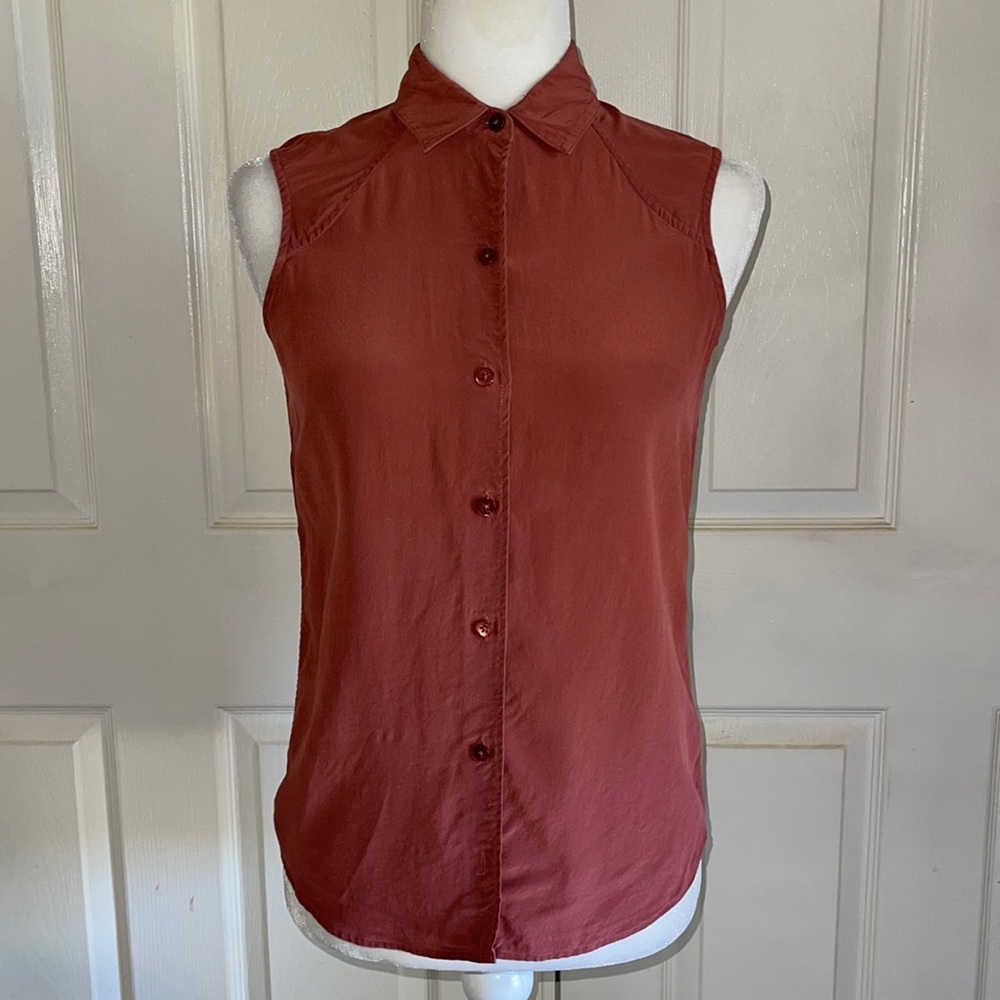 Everlane Cerise/Japanese Carmine Silk Sleeveless Button Down Top